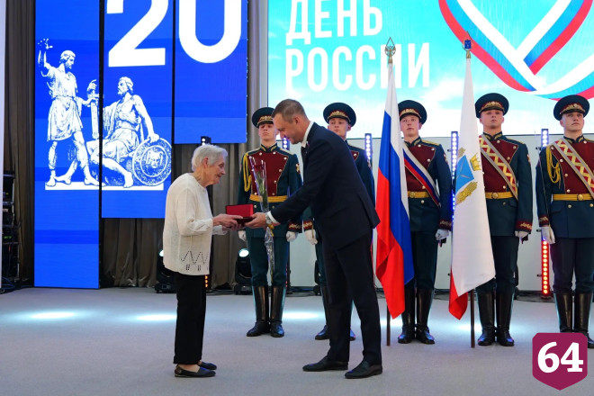 Губернатор вручил награды жителям Саратовской области